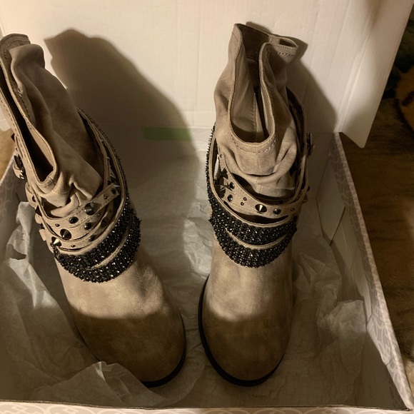 Boots - Picture 2 of 3